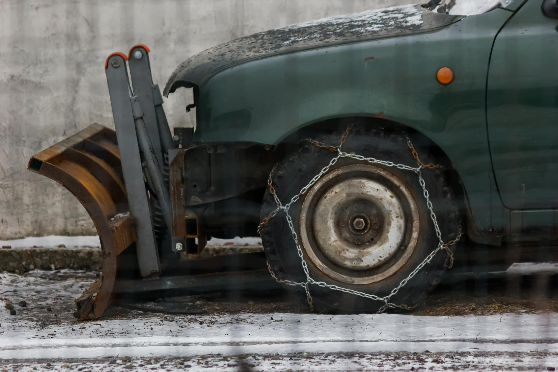 snow chains fitting car