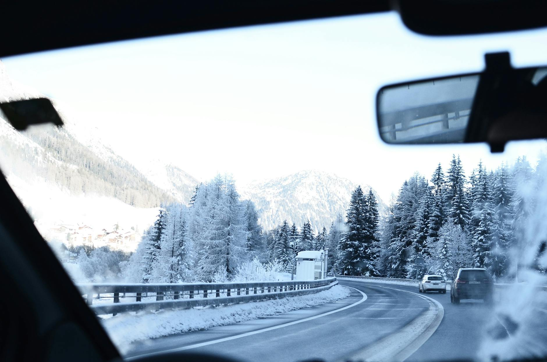 Sicher durch den Schweizer Winter: Fahrtechniken für Schnee und Eis