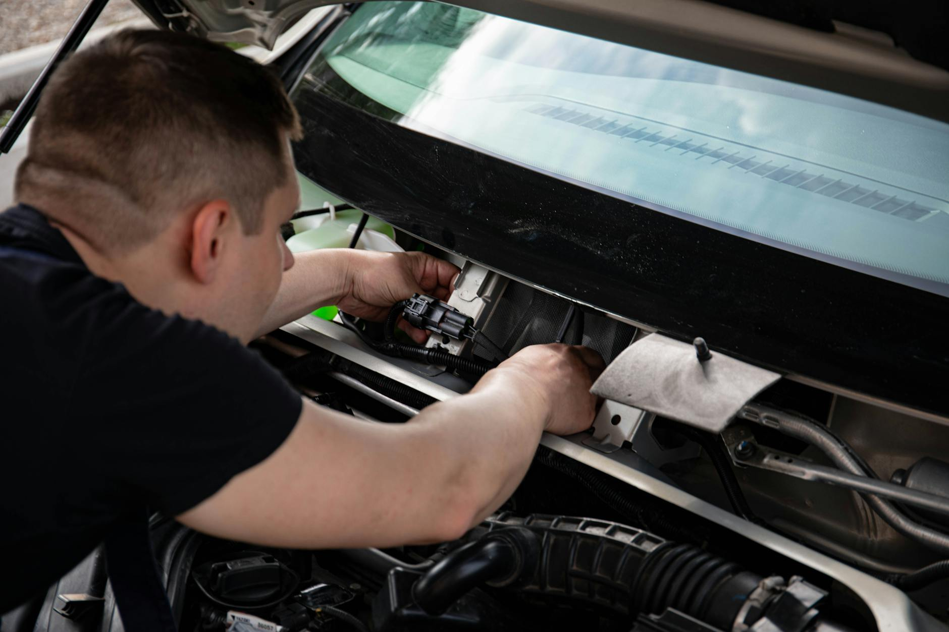 Steinschlag am Auto: Reparatur & Schutz auf Schweizer Strassen