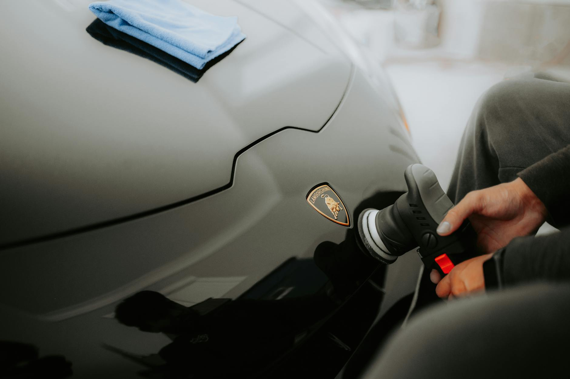 Lackpflege in der Schweiz: So bleibt Ihr Auto glänzend und geschützt